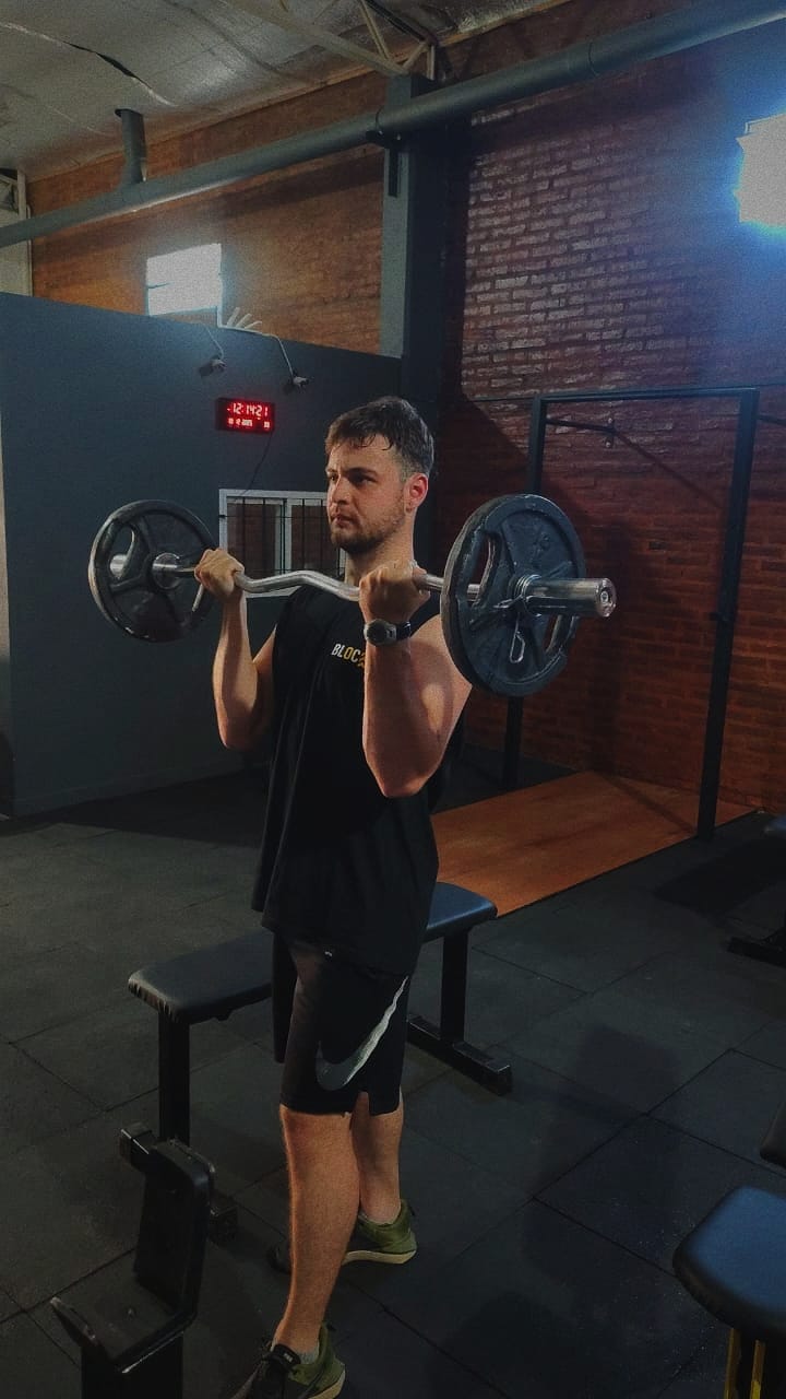 Entrenamiento de bíceps en BLOC Gym